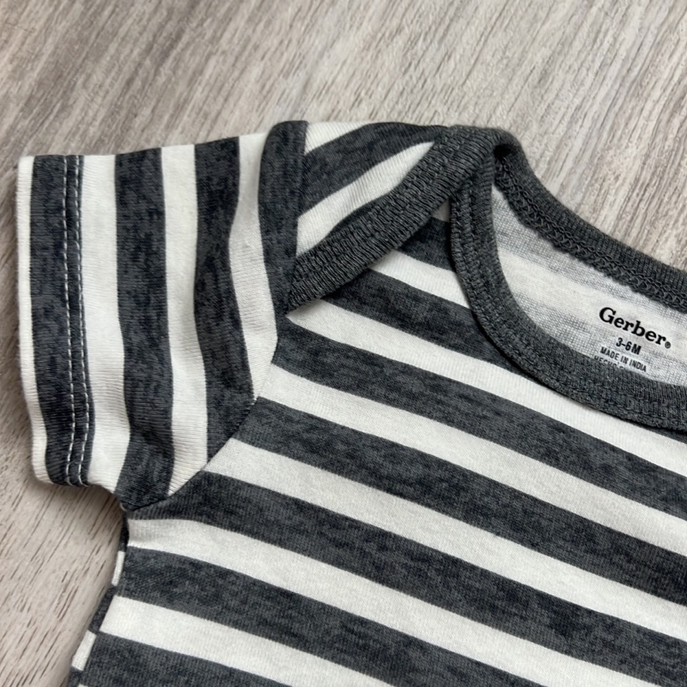 3-6 M Gerber NWOT Onesie Lot Bear and Stripes Gray Neutral Set - Picture 4 of 4